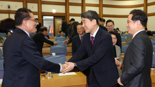 이주호(가운데) 사회부총리 겸 교육부 장관이 15일 오전 서울 여의도 국회 의원회관에서 열린 국민의힘 친윤석열계 의원 모임 '국민공감'에 참석하며 정운천(왼쪽) 의원과 인사하고 있다.<연합뉴스>